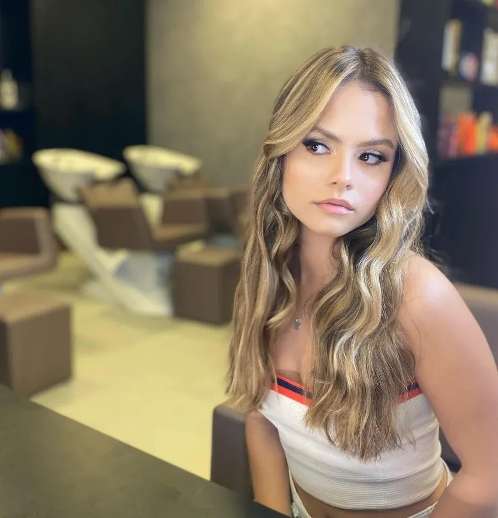 Mulher no salão de beleza Studio K Concept
